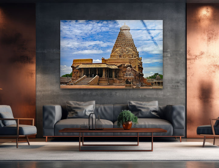 Elegant and culturally rich, this glass artwork captures the grandeur of the Brihadeeswarar Temple.