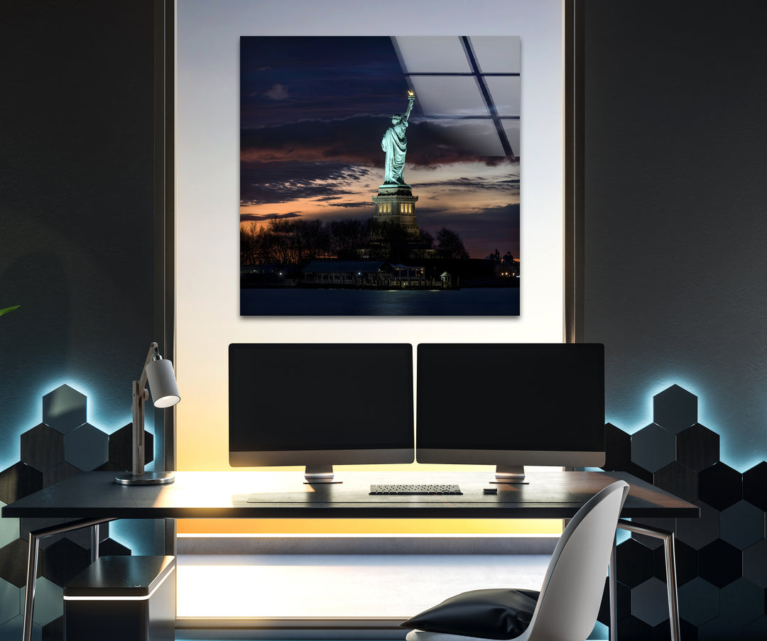 Statue of Liberty Glass Wall Art – Iconic New York Landmark at Sunset