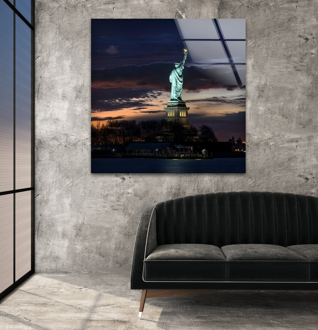 Statue of Liberty Glass Wall Art – Iconic New York Landmark at Sunset