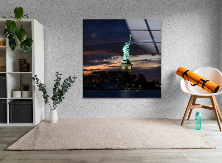 Statue of Liberty Glass Wall Art – Iconic New York Landmark at Sunset