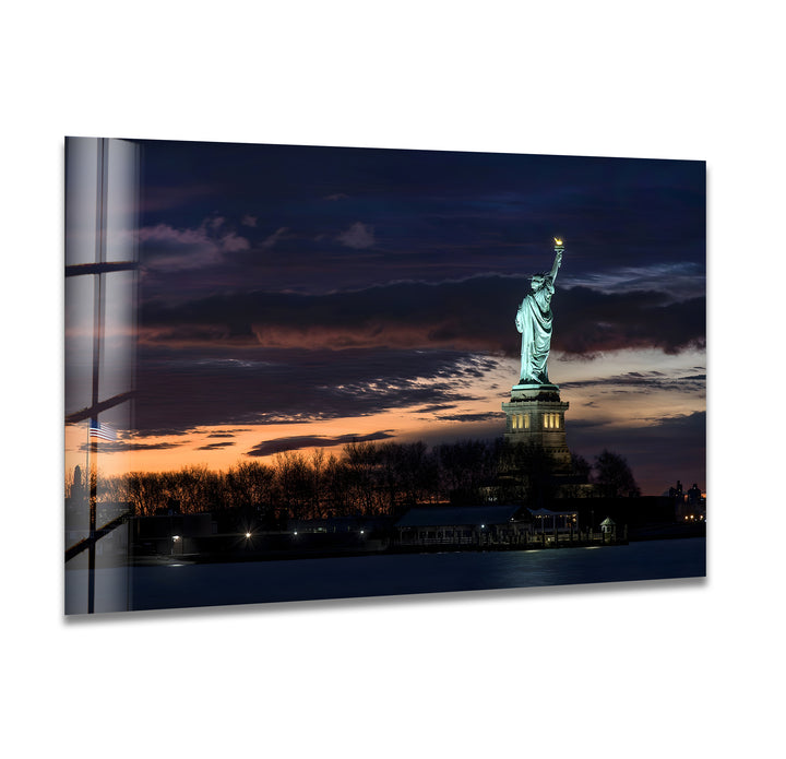 Statue of Liberty Glass Wall Art – Iconic New York Landmark at Sunset