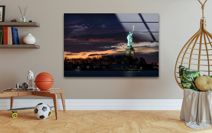 Statue of Liberty Glass Wall Art – Iconic New York Landmark at Sunset