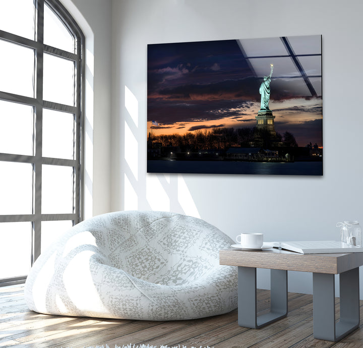 Statue of Liberty Glass Wall Art – Iconic New York Landmark at Sunset