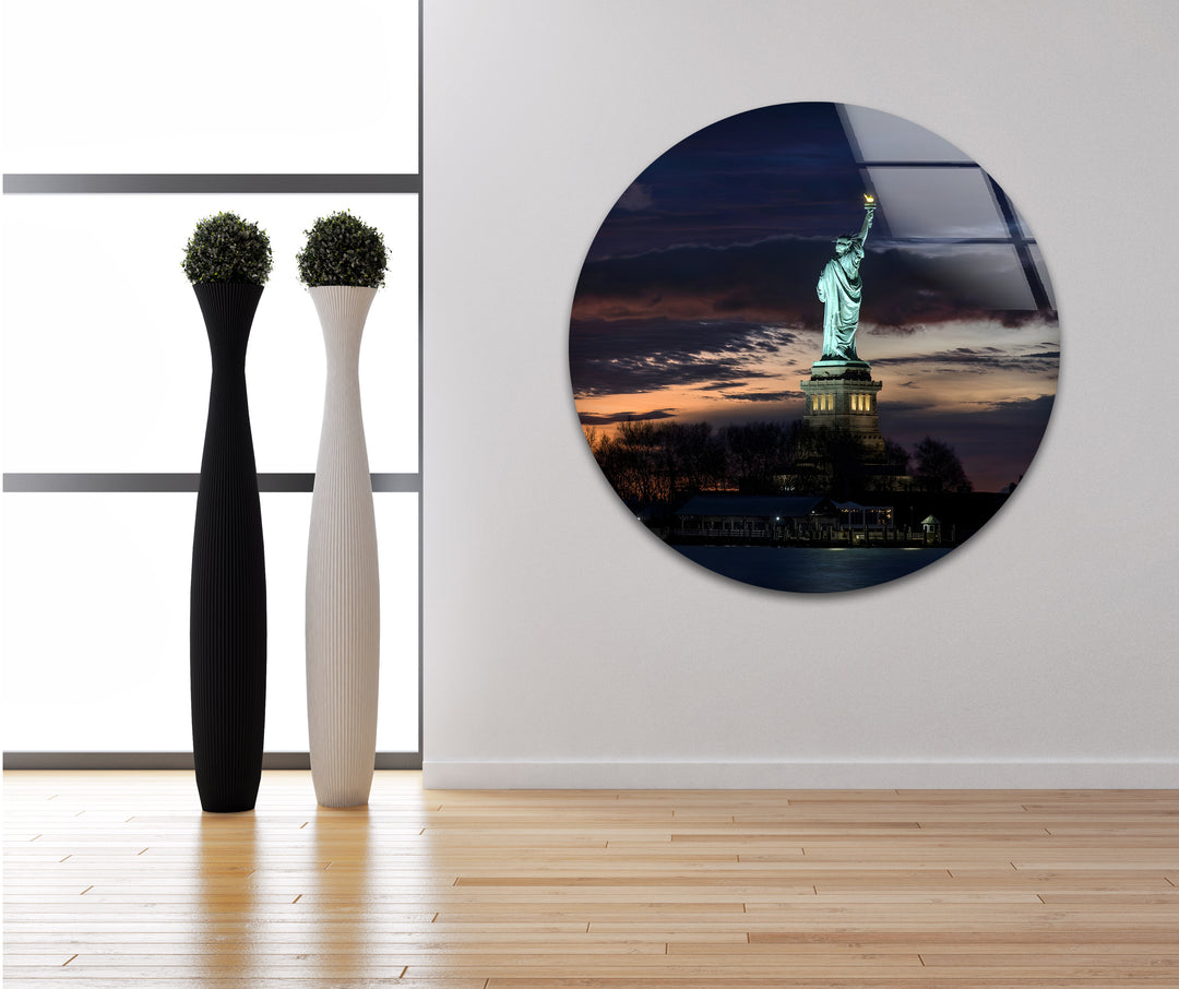 Statue of Liberty Glass Wall Art – Iconic New York Landmark at Sunset