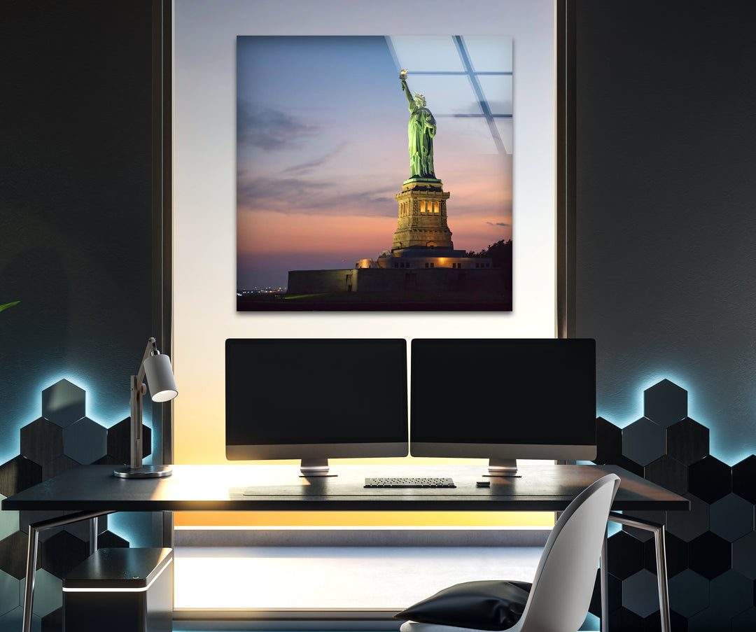 Statue of Liberty Glass Wall Art – Iconic New York Landmark at Dusk