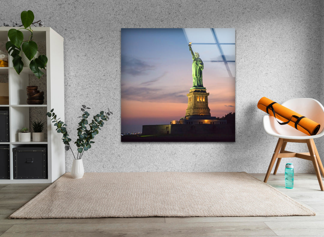 Statue of Liberty Glass Wall Art – Iconic New York Landmark at Dusk