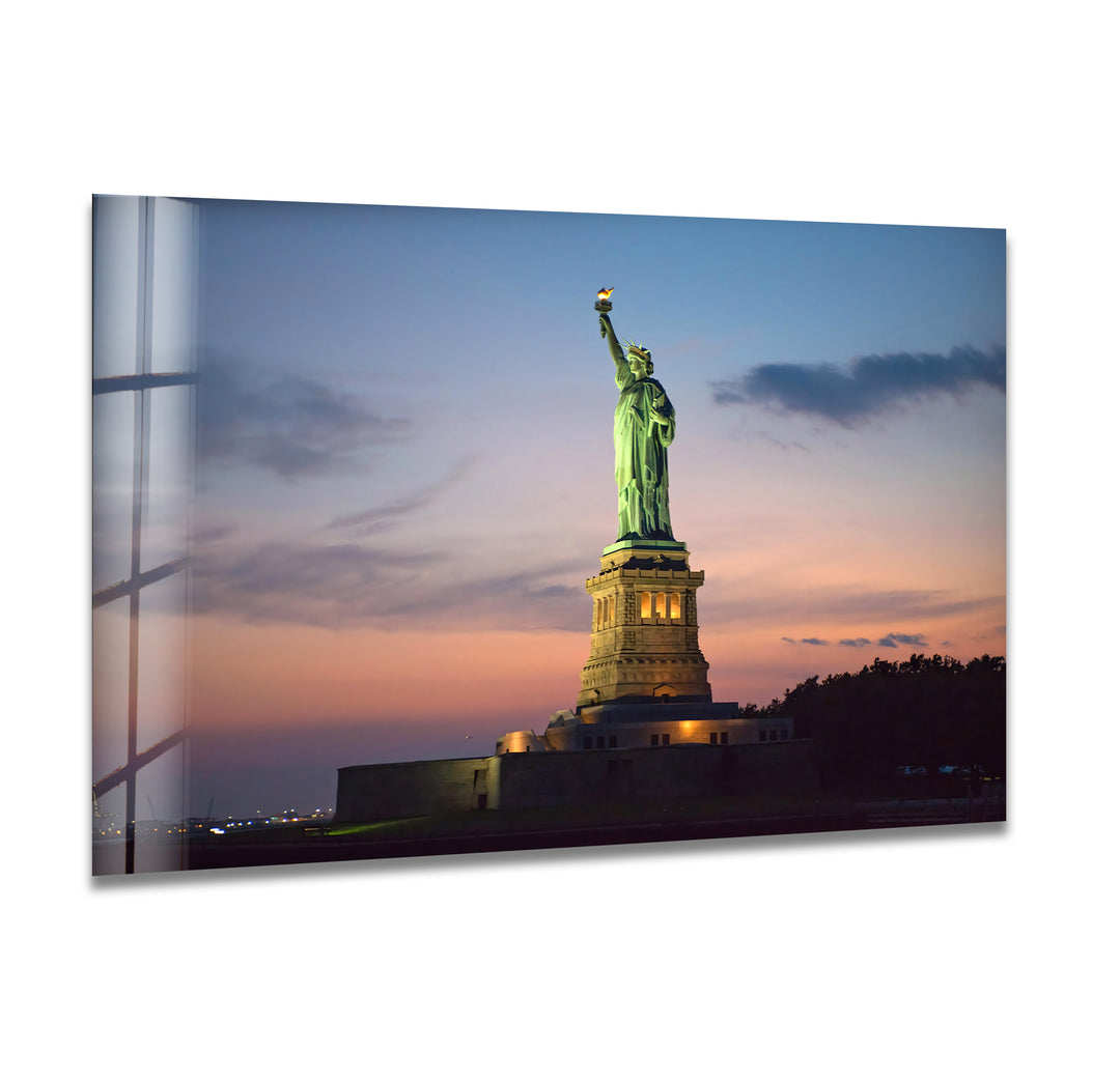 Statue of Liberty Glass Wall Art – Iconic New York Landmark at Dusk