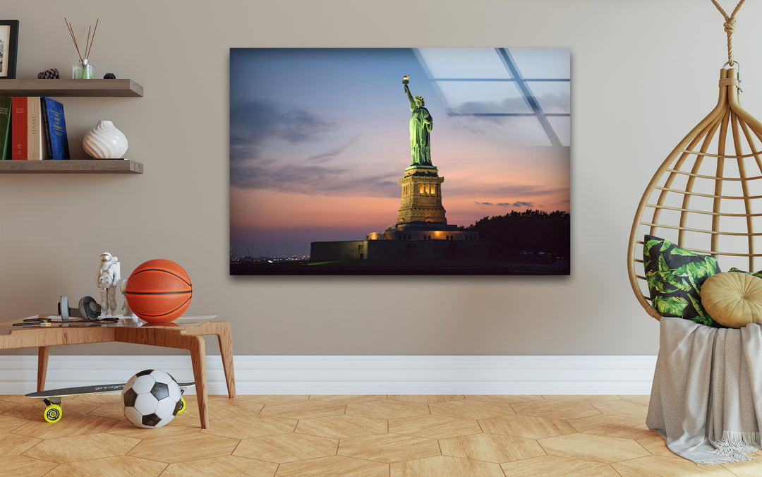 Statue of Liberty Glass Wall Art – Iconic New York Landmark at Dusk