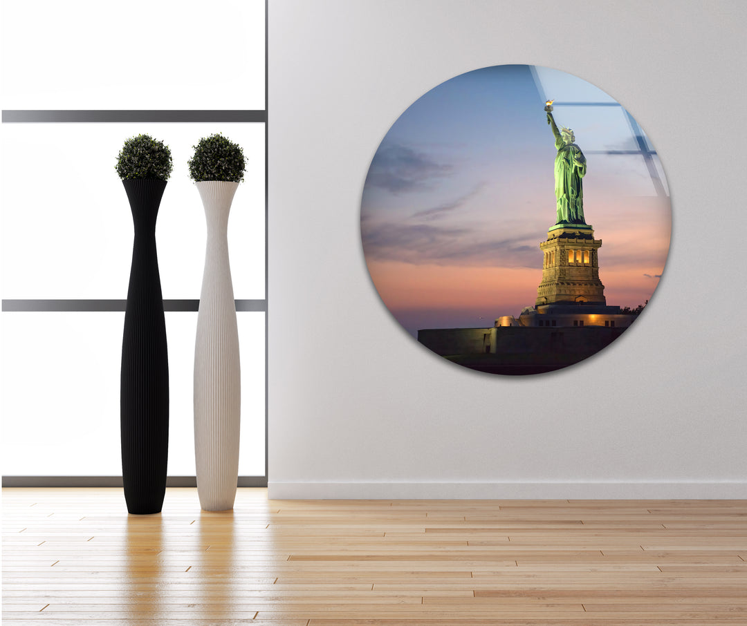 Statue of Liberty Glass Wall Art – Iconic New York Landmark at Dusk