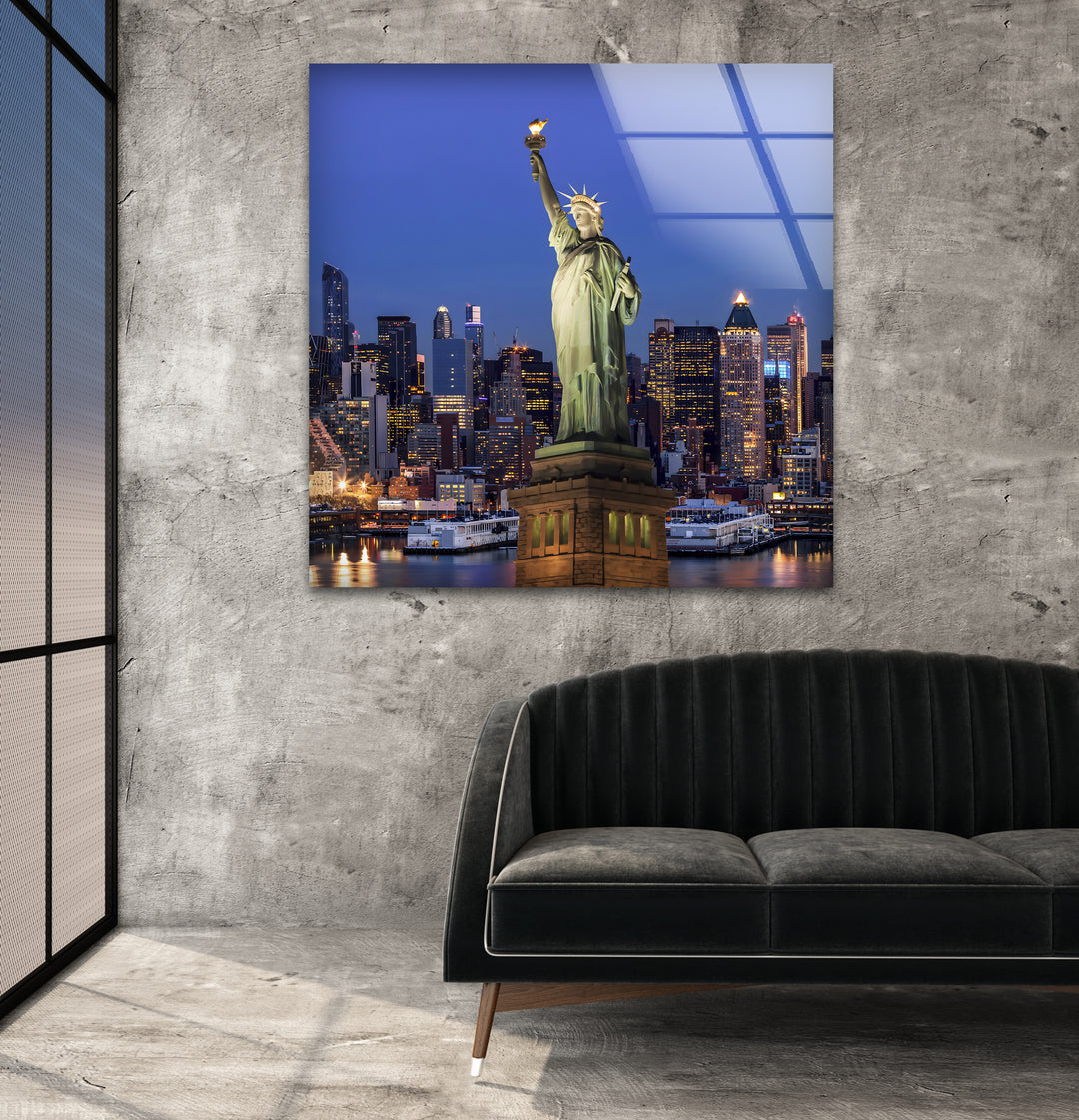 Statue of Liberty Glass Wall Art – Majestic New York Landmark with Illuminated Skyline