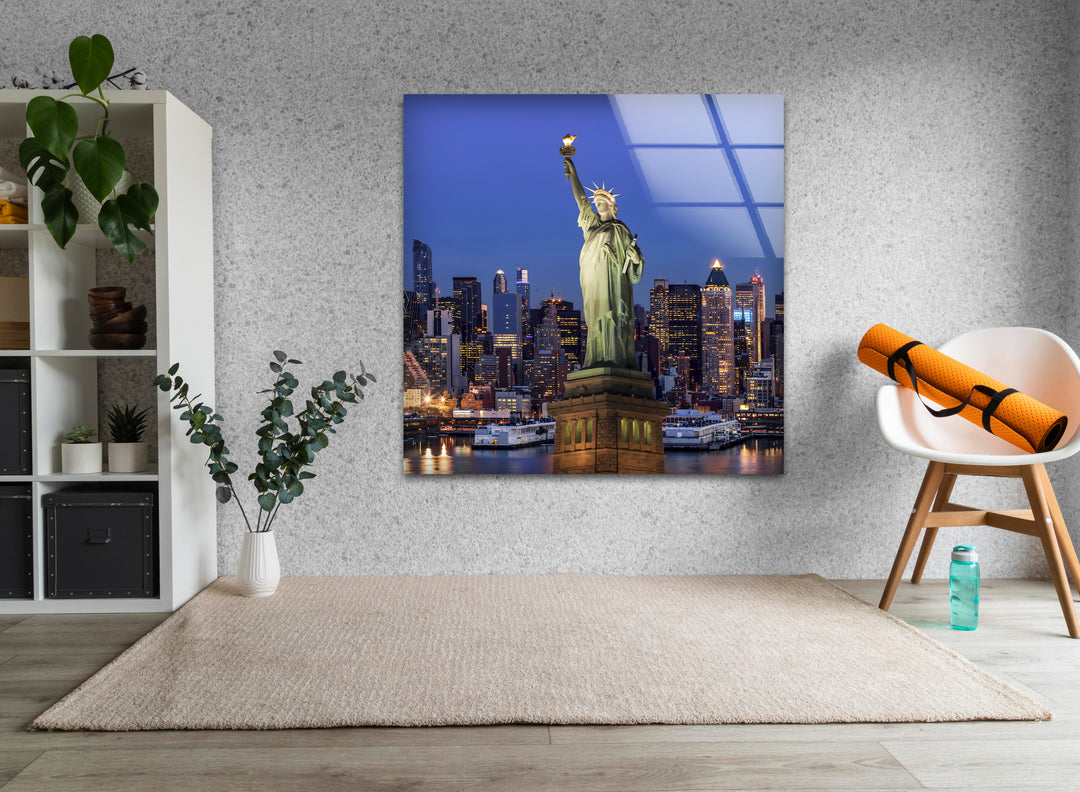 Statue of Liberty Glass Wall Art – Majestic New York Landmark with Illuminated Skyline