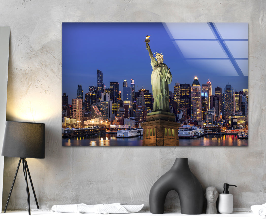 Statue of Liberty Glass Wall Art – Majestic New York Landmark with Illuminated Skyline