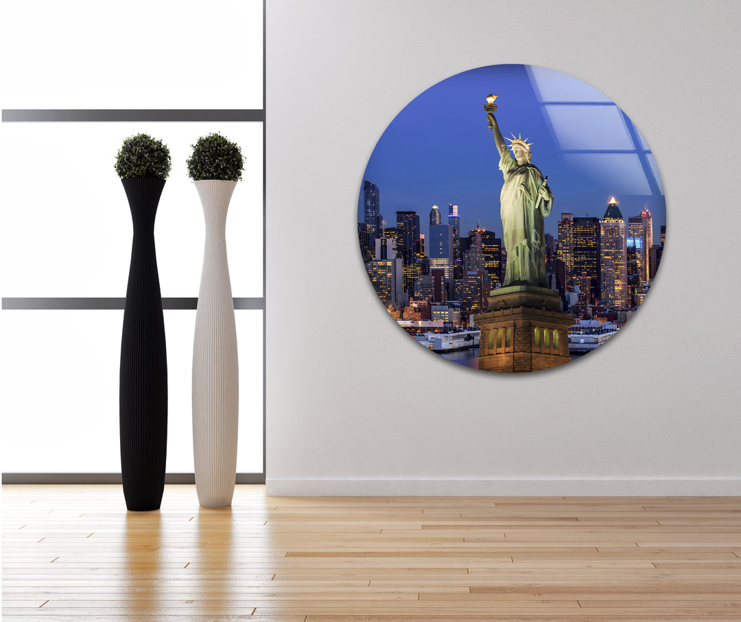 Statue of Liberty Glass Wall Art – Majestic New York Landmark with Illuminated Skyline