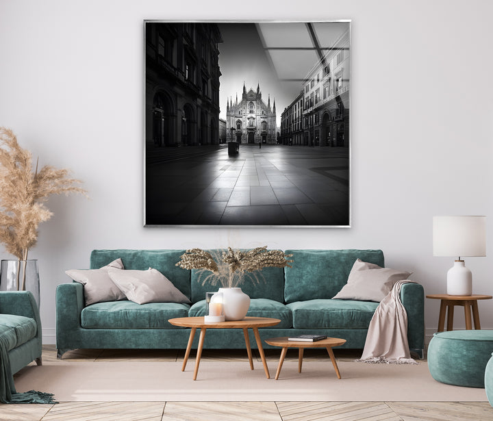 Modern glass wall art showcasing the gothic masterpiece of Duomo di Milano in bold monochrome.
