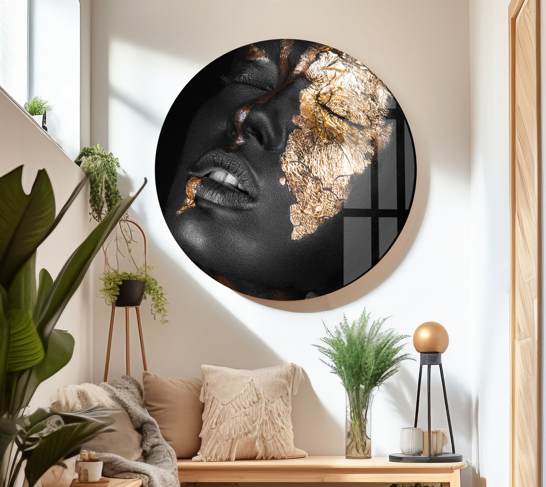 Cool woman wall art with gold details oın her face